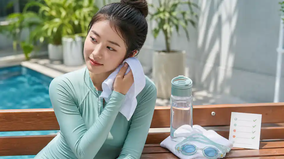 물놀이 후 귀 먹먹함 확인 기준을 보여주는 여름 이미지